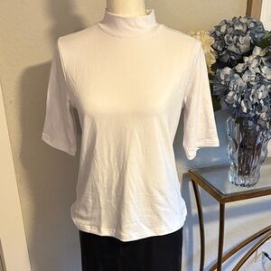 White short sleeve mock neck jersey knit top
With short sleeves